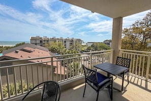 Outdoor dining - Sunset Rentals | Shorewood 439 (Hilton Head Island)