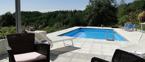 Una piscina al aire libre