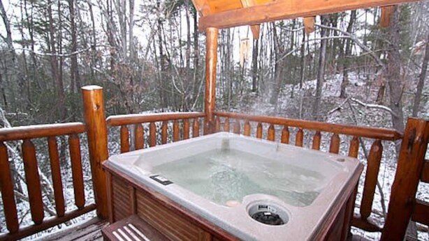 Outdoor spa tub - Mick's Hideaway - Semi-Secluded (Sevierville)