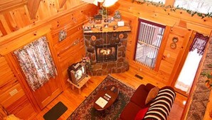 Living area - Mick's Hideaway - Semi-Secluded (Sevierville)