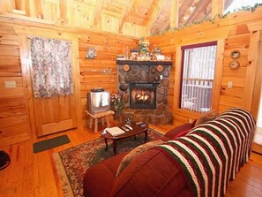 Interior - Mick's Hideaway - Semi-Secluded (Sevierville)