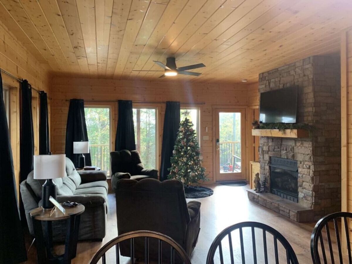 Téléviseur, foyer, table de baby-foot