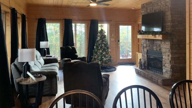 Unclassified image, 1 of 42, button - Theater room - Spacious - Perfect for families (Sevierville)