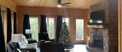 Televisión, chimenea y futbolito