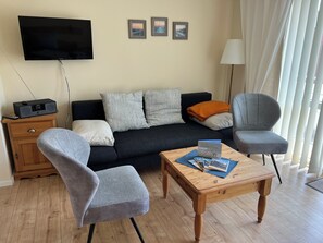 Fernseher, Bücher, Stereoanlage