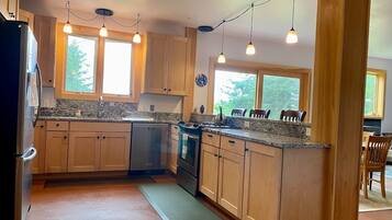 Refrigerador, horno, parrilla de estufa y lavavajillas