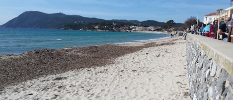 靠近海滩