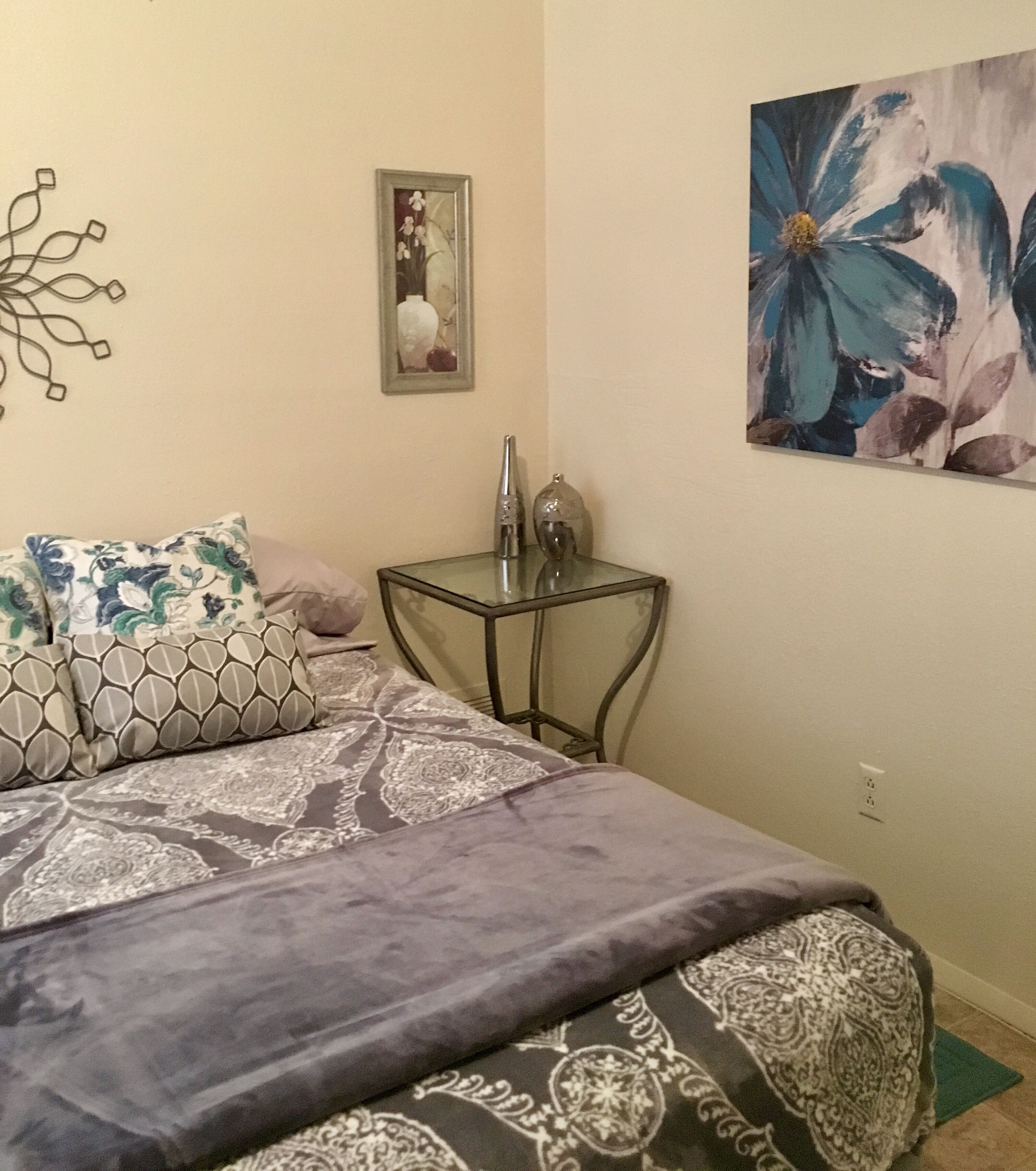 1 chambre, bureau, fer et planche à repasser, draps fournis