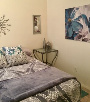 1 chambre, bureau, fer et planche à repasser, draps fournis