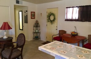 1 chambre, bureau, fer et planche à repasser, draps fournis