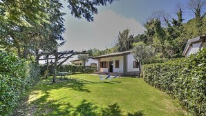 A house with a garden, a pergola, and a hammock. - Villino Alfredo A: A charming cottage situated in a quiet location, a few minutes from the town center, with Free WI-FI. (Massa Lubrense)