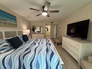 2 bedrooms, iron/ironing board, WiFi, bed sheets - Nicely updated garden view condo on Gulf Side of Siesta Key (Siesta Key)