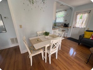 Dining - Charming Downtown Cottage – Walk to Everything! (Dunedin)