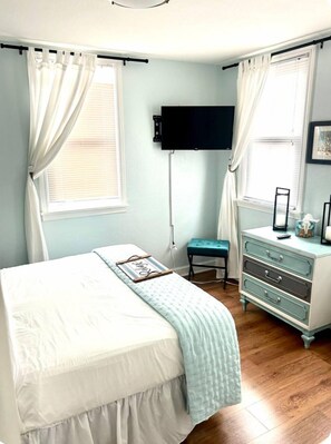 2 bedrooms, desk, iron/ironing board, free WiFi - Charming Downtown Cottage – Walk to Everything! (Dunedin)