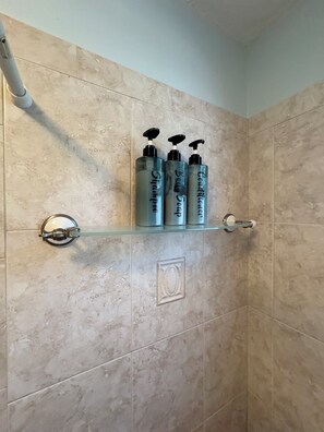 Shower, hair dryer, towels, soap - Charming Downtown Cottage – Walk to Everything! (Dunedin)