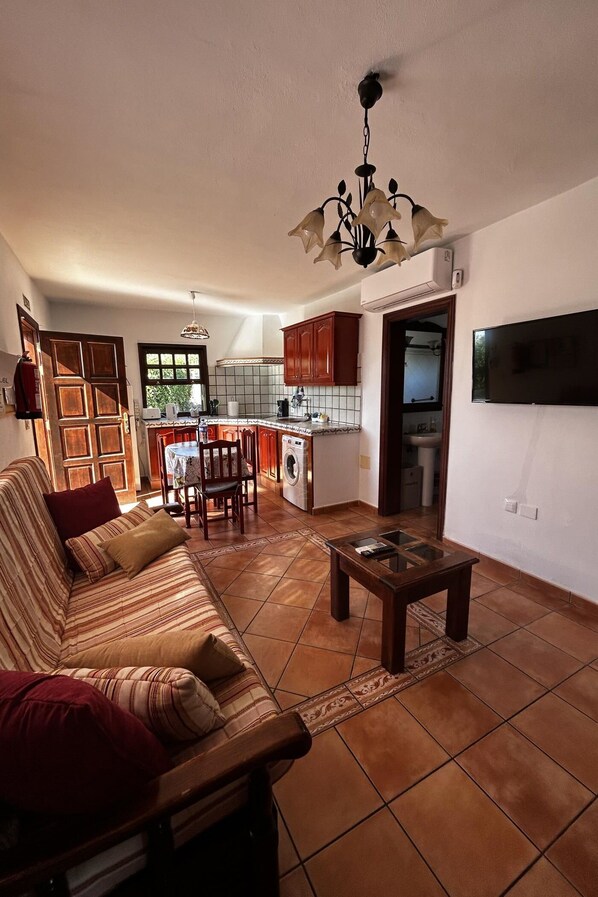 TV - Tranquil Cottage with Heated Pool near Tazacorte Beach, Panoramic Cald (Argual)