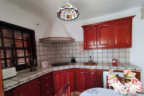 Refrigerador, microondas, horno y cafetera y tetera 