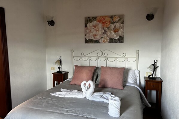 2 bedrooms, iron/ironing board, Internet, bed sheets