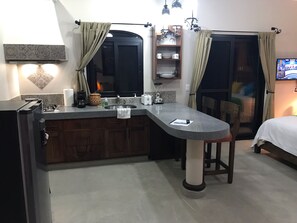 Réfrigérateur, micro-ondes, four, plaque de cuisson