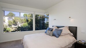 4 makuuhuonetta, silitysrauta/-lauta, internet