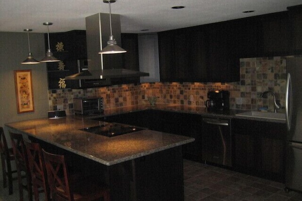 Well-equipped Kitchen with heated Porcelain Tile Floors - Granite Bar & Counters