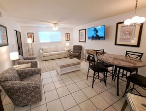 TV - Relaxation #201 - Convenient Location, short walk to the beach and restaurants (Destin)