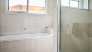 Baignoire, sèche-cheveux