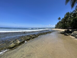 En la playa, camastros y toallas de playa 