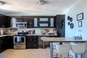 Refrigerador, microondas, horno y parrilla de estufa 