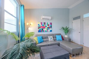 Smart TV, toys, books - Table Rock Beachfront Penthouse Minutes from Rincon and Excellent Surfing (Aguada)