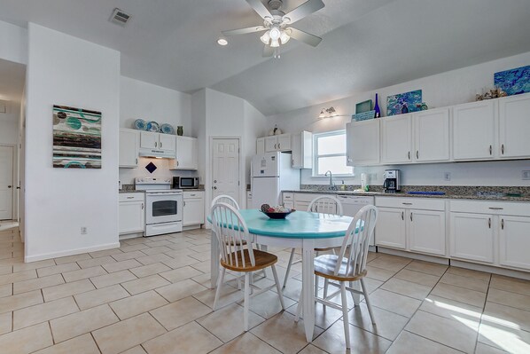 ثلاجة، ميكروويف، فرن، موقد طهي مسطح