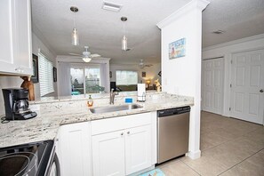 Kylskåp, mikrovågsugn, ugn och spishäll