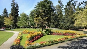 Ein angelegter Garten mit einer Vielzahl bunter Blumen und Bäume.