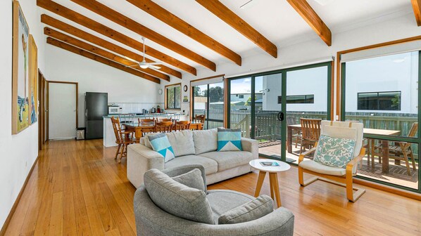 Tv, eldstad, dvd-spelare och böcker