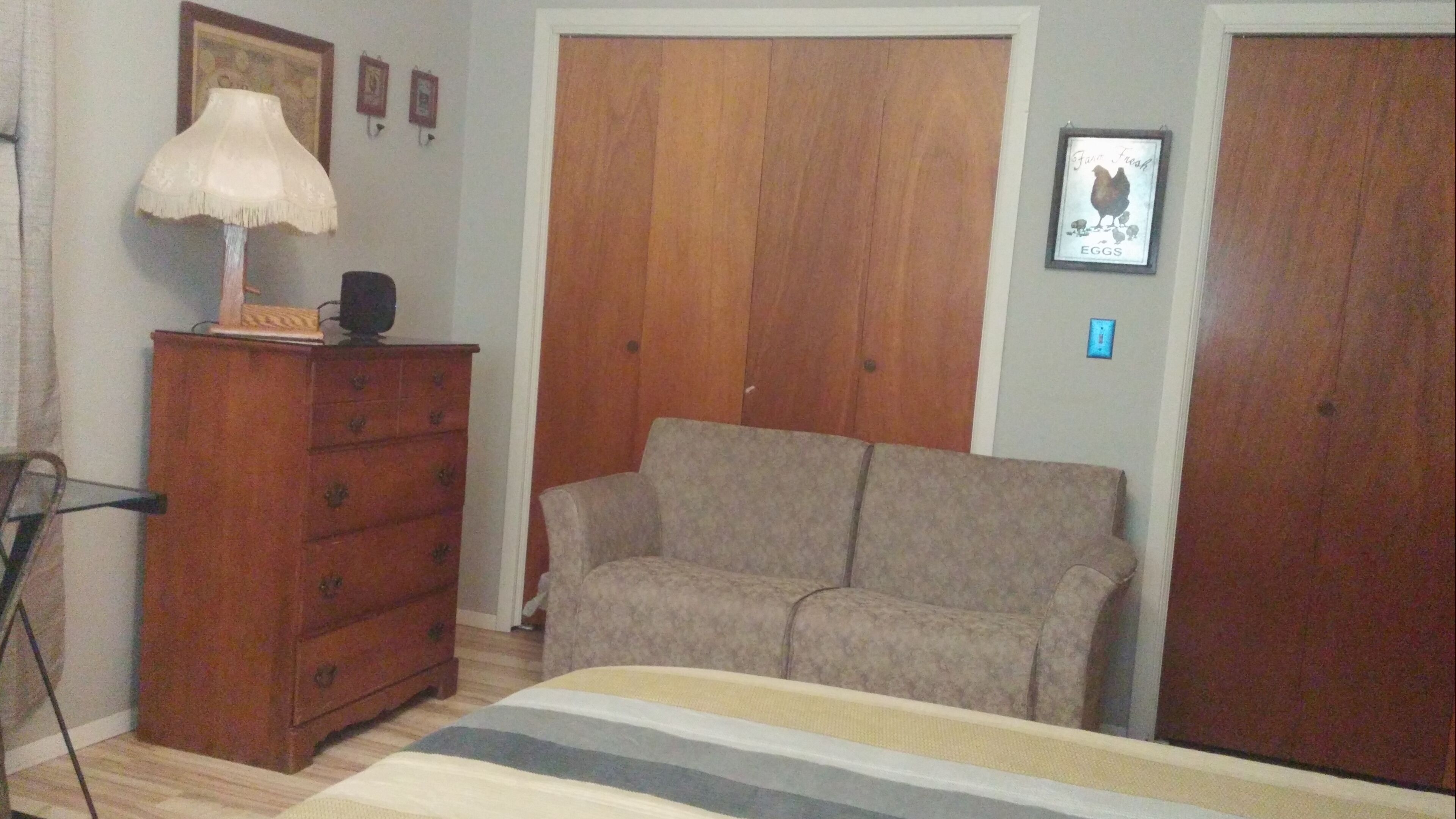 Rural Oasis - King's Private Room and Shared Bathroom