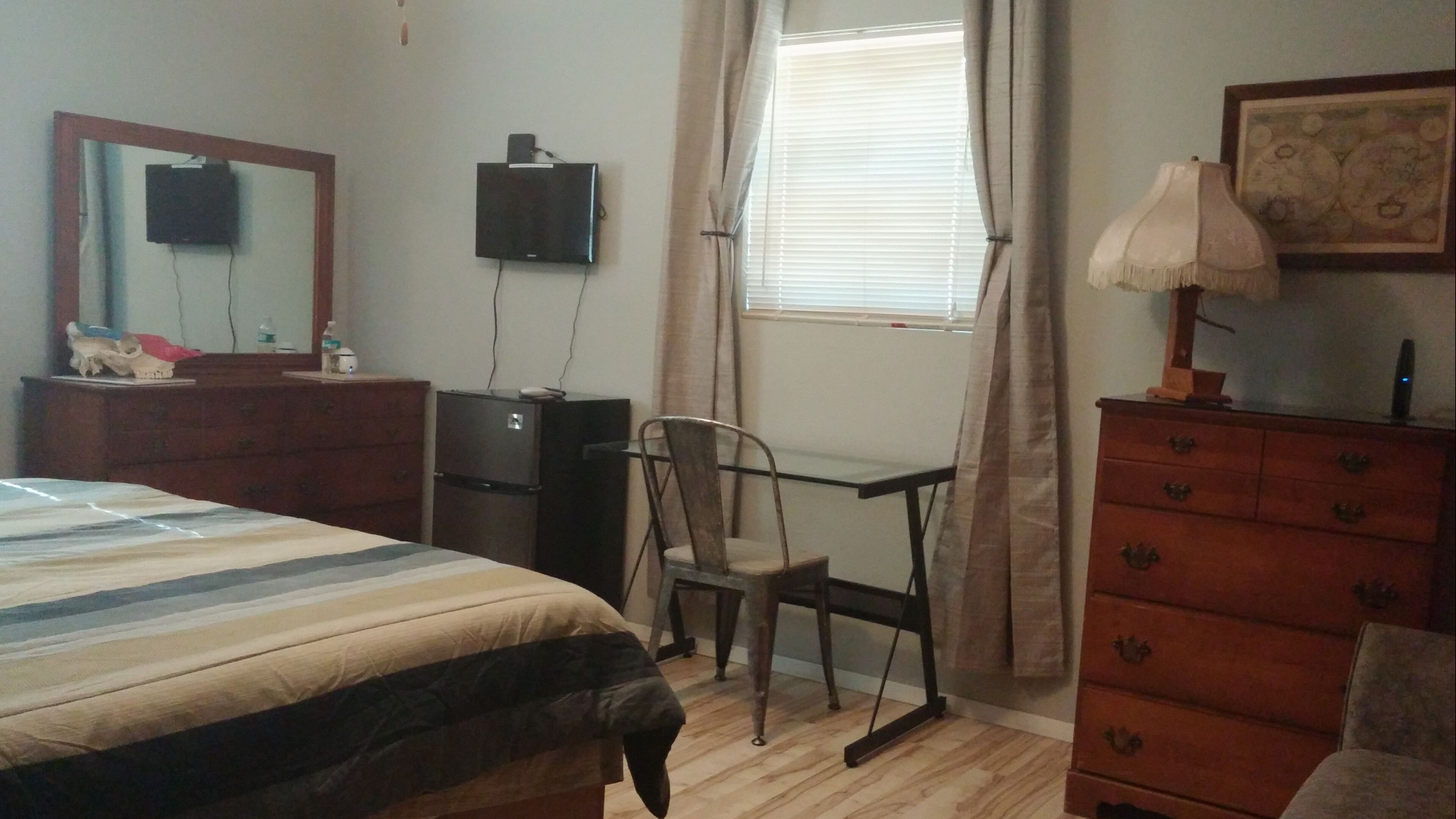 Rural Oasis - King's Private Room and Shared Bathroom