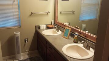 Combined shower/bathtub, eco-friendly toiletries, hair dryer, soap