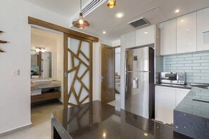 Réfrigérateur, micro-ondes, plaque de cuisson, cafetière/bouilloire