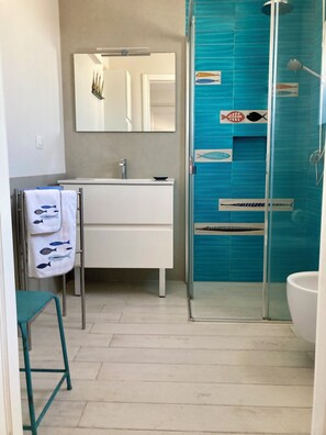 Shower, hair dryer, bidet, towels