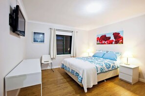3 bedrooms, desk, iron/ironing board, WiFi