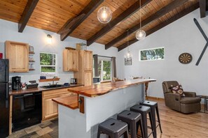 Fridge, microwave, oven, stovetop - Snowshine Cabin - Charming, Updated Basecamp (Leavenworth)