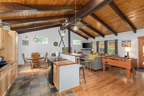 Game room - Cozy Mountain Cabin w/ Hot Tub Near Stevens Pass & Leavenworth (Leavenworth)