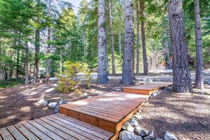 Property grounds - Cozy Mountain Cabin w/ Hot Tub Near Stevens Pass & Leavenworth (Leavenworth)