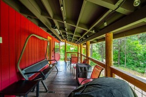 Terrace/patio - Cozy Mountain Cabin w/ Hot Tub Near Stevens Pass & Leavenworth (Leavenworth)