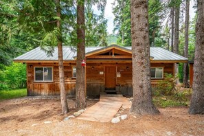 Exterior - Cozy Mountain Cabin w/ Hot Tub Near Stevens Pass & Leavenworth (Leavenworth)