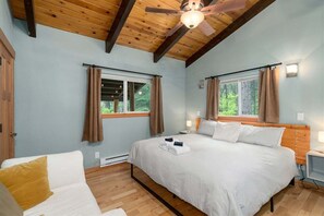 2 bedrooms, iron/ironing board, free WiFi, bed sheets - Cozy Mountain Cabin w/ Hot Tub Near Stevens Pass & Leavenworth (Leavenworth)