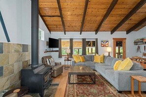 TV, DVD player, table football - Snowshine Cabin - Charming, Updated Basecamp (Leavenworth)