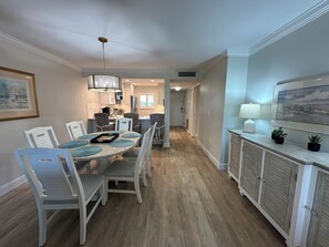 Dining - Beautifully Updated 2 Bedroom Gulf View Unit Overlooking the Pool (Siesta Key)