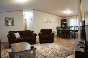 Smart TV, video games, DVD player, books - Altmar Rental on Salmon River and C5A Snowmobile Trails, huge private yard space (Altmar)