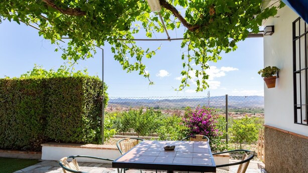 Outdoor dining - Cosy cottage with pool, garden and wifi (Dúrcal)